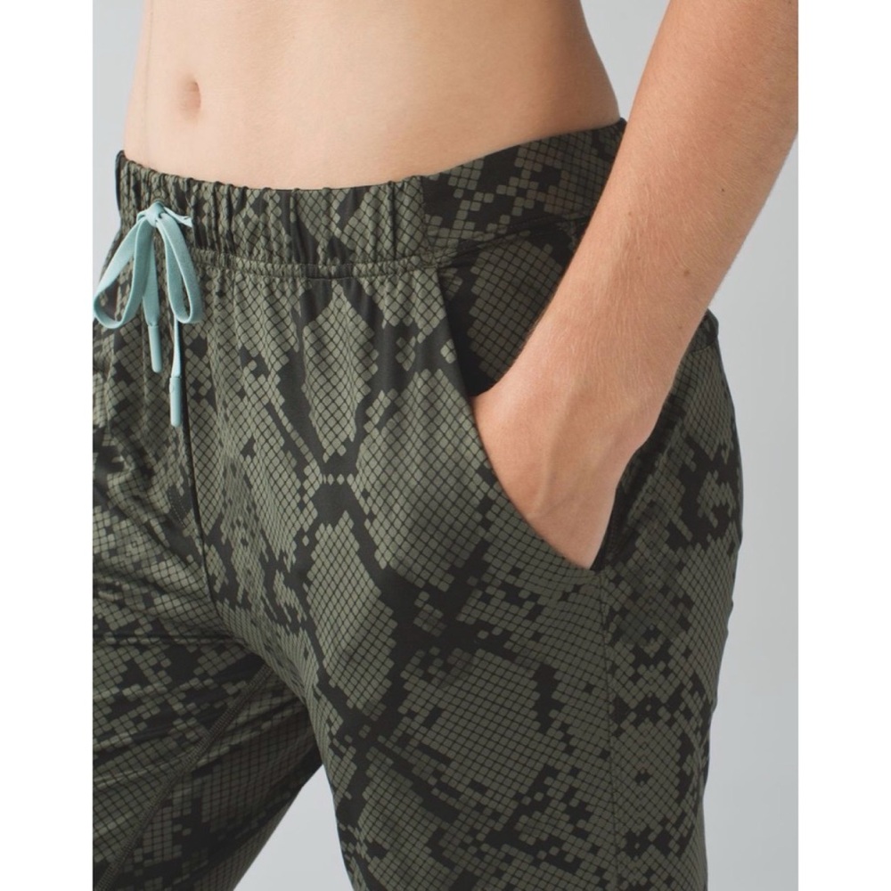 Lululemon Jet Crop (Slim) *Luxtreme Ziggy Snake Fatigue Green Gator Green 4 - Picture 5 of 10